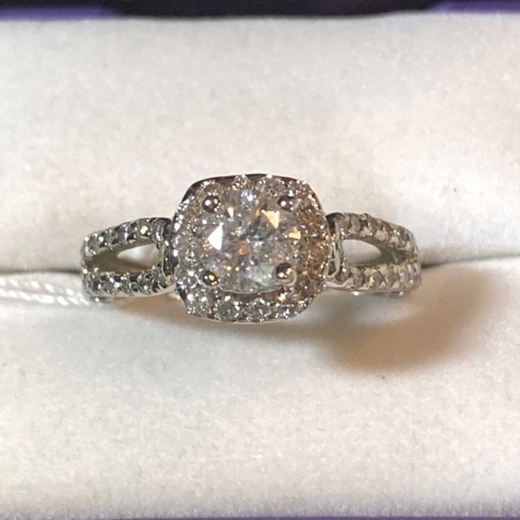 Dimond ring, solid gold beautiful anniversary wedding proposal gift - Picture 3 of 11